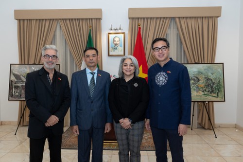 Pintor vietnamita expone en Kuwait pinturas sobre su tierra natal - ảnh 1