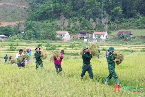 Bandera del Partido Comunista de Vietnam ondea al pie de la montaña Ka Day - ảnh 2