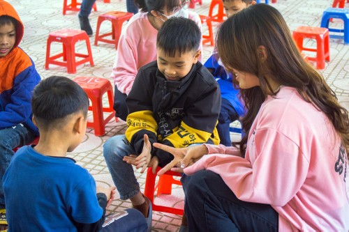 Día de Acción Voluntaria 2024, viaje para enviar amor ambiental a los niños de las tierras altas - ảnh 1