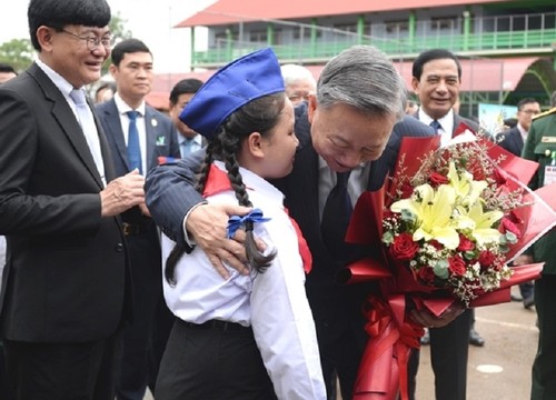 Presidente To Lam visita escuela bilingüe Nguyen Du, en Laos - ảnh 1