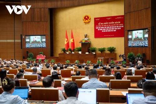 Lanzan libro del secretario general del PCV Nguyen Phu Trong sobre la Asamblea Nacional - ảnh 1