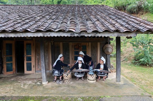 Técnica de crear patrones con cera de abeja de los Dao Tien en Cao Bang - ảnh 2