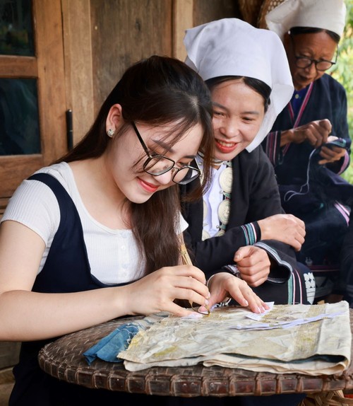 Técnica de crear patrones con cera de abeja de los Dao Tien en Cao Bang - ảnh 3