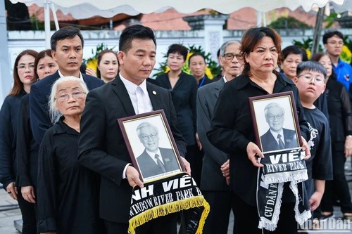 Compatriotas de todo el país muestran respetos al secretario general del PCV, Nguyen Phu Trong - ảnh 1