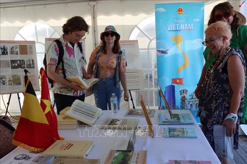 Libro del secretario general del PCV, Nguyen Phu Trong, atrae al público en Festival ManiFiesta en Bélgica - ảnh 1