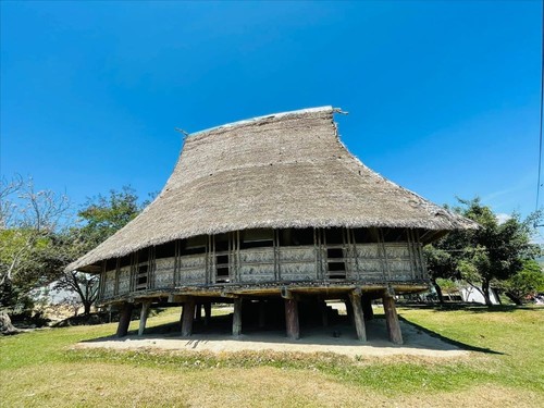 Los singulares palafitos de la etnia Gie Trieng - ảnh 1