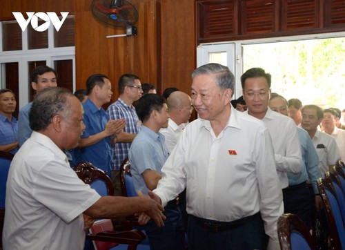 Máximo líder de Vietnam se reúne con votantes en Hung Yen - ảnh 1