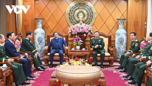 Primer Ministro de Vietnam visita la Academia de Defensa - ảnh 1