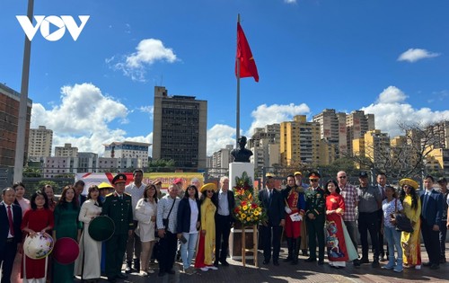 Ofrenda de flores para conmemorar al Presidente Ho Chi Minh en Venezuela - ảnh 1