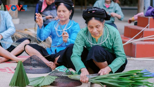 El sombrero cónico Hai Me: símbolo cultural singular de los Tay en Xuan Giang - ảnh 2