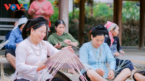 El sombrero cónico Hai Me: símbolo cultural singular de los Tay en Xuan Giang - ảnh 3