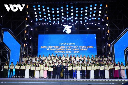 Jóvenes vietnamitas celebran 75 años del Día Tradicional de los Estudiantes - ảnh 1