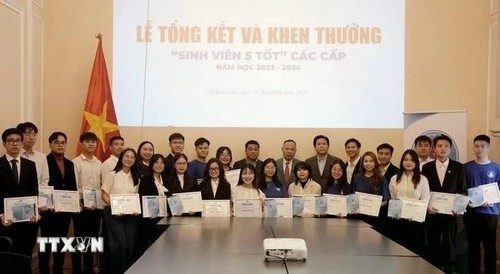 Estudiantes vietnamitas promueven la imagen nacional en Rusia - ảnh 1