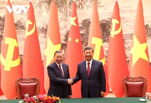 Máximos dirigentes de Vietnam intercambian mensajes de felicitación con los líderes chinos por 75 años de relaciones bilaterales - ảnh 1