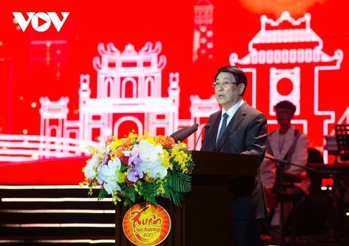 Compatriotas en tierras lejanas asisten a gala en saludo al Año Nuevo Lunar 2025 en la Patria - ảnh 1