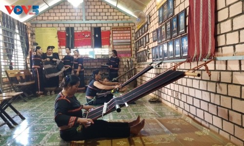 Club de tejido tradicional de la aldea Phung: Pilar fundamental en el desarrollo socioeconómico de áreas rurales en Gia Lai  - ảnh 2