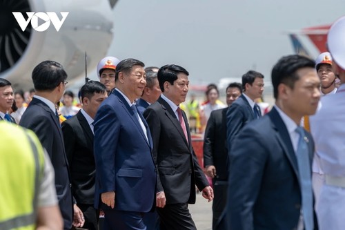Líder chino Xi Jinping llega a Hanói en visita de Estado y refuerza los lazos con Vietnam   - ảnh 1
