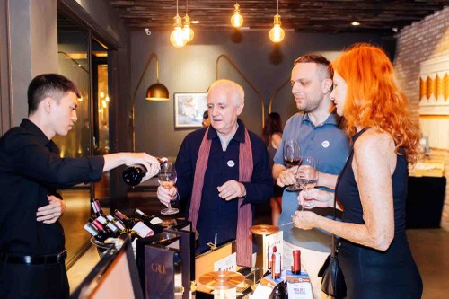 Del orgullo nacional argentino al lugar privilegiado en la mesa vietnamita: el Malbec celebra su día en Hanói - ảnh 1