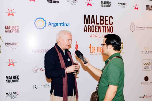 Del orgullo nacional argentino al lugar privilegiado en la mesa vietnamita: el Malbec celebra su día en Hanói - ảnh 2