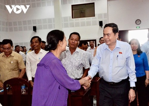 El Presidente del Parlamento dialoga con votantes de Hau Giang y respalda una administración más ágil y moderna - ảnh 1