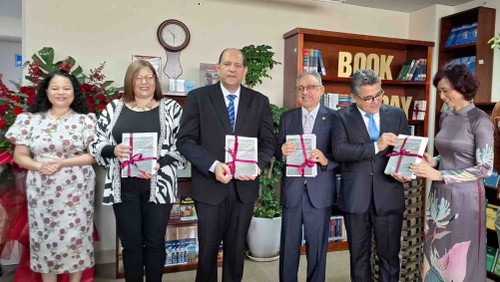 Amigos internacionales acompañan la IV edición del Día del Libro y la Cultura de la Lectura en Hanói - ảnh 1