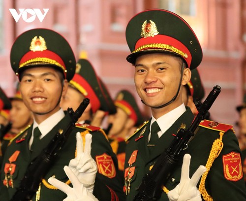 Soldados vietnamitas participan en el ensayo preliminar del desfile militar en la Plaza Roja - ảnh 1
