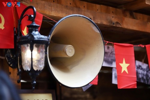 Una cafetería se tiñe de rojo y amarillo para celebrar el 80.º aniversario de la Independencia de Vietnam - ảnh 8