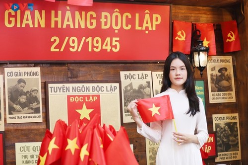 Una cafetería se tiñe de rojo y amarillo para celebrar el 80.º aniversario de la Independencia de Vietnam - ảnh 10