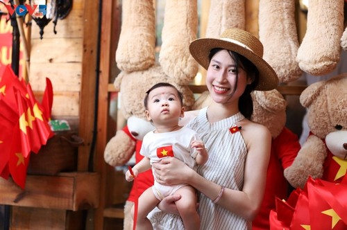 Una cafetería se tiñe de rojo y amarillo para celebrar el 80.º aniversario de la Independencia de Vietnam - ảnh 12