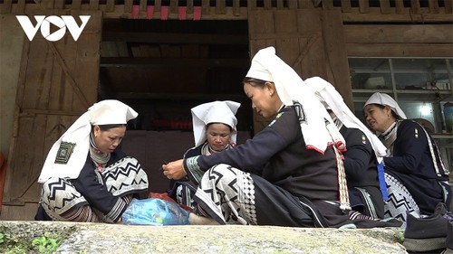 Tejido de brocado de la comunidad étnica Dao Tien: Un éxito en la preservación del oficio tradicional - ảnh 1