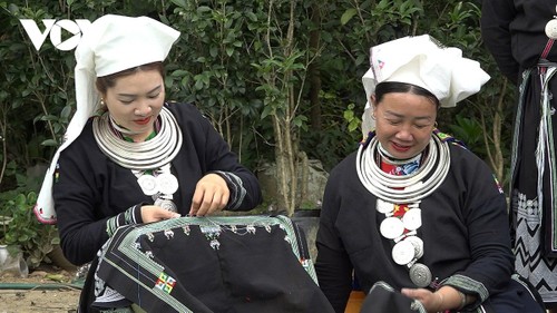 Tejido de brocado de la comunidad étnica Dao Tien: Un éxito en la preservación del oficio tradicional - ảnh 2