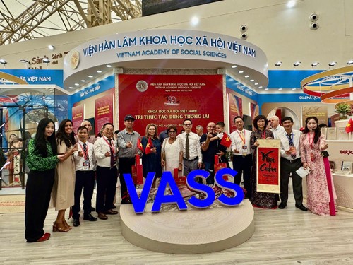 Embajador cubano destaca logros vietnamitas en la Exposición “80 años de Independencia - Libertad - Felicidad” - ảnh 1