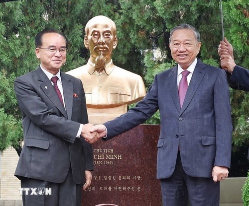 Ho Chi Minh en el corazón de Pyongyang: símbolo eterno de la amistad entre Vietnam y Corea del Norte - ảnh 1