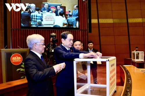 Diputados del Parlamento de Vietnam recaudan fondos para apoyar a víctimas de lluvias e inundaciones - ảnh 1