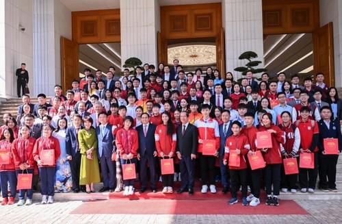 Primer Ministro de Vietnam ensalza a estudiantes galardonados en competiciones internacionales - ảnh 3