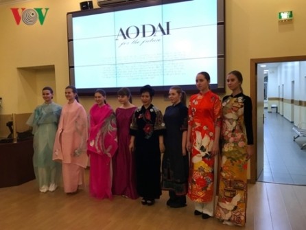 Promocionan en Rusia la cultura vietnamita a través del Ao Dai  - ảnh 1