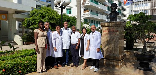 Vietnam recibe a otros dos experimentados médicos cubanos  - ảnh 1