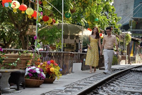 Cafeterías al borde del ferrocarril de Hanói - ảnh 6