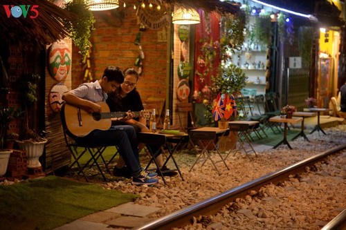 Cafeterías al borde del ferrocarril de Hanói - ảnh 10