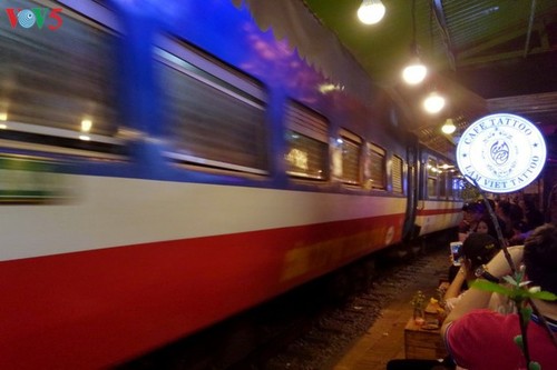 Cafeterías al borde del ferrocarril de Hanói - ảnh 13