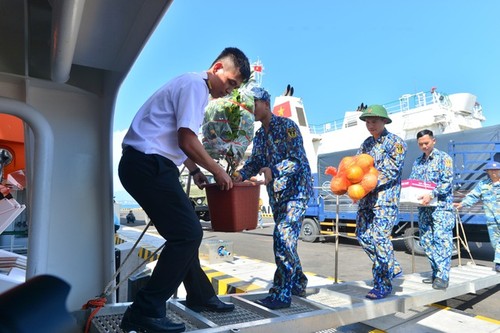 Presentan regalos de Tet 2020 a soldados en archipiélago de Truong Sa  - ảnh 1