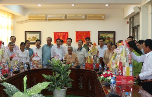 Dirigente vietnamita entrega regalos de Tet a necesitados en Dong Nai - ảnh 1