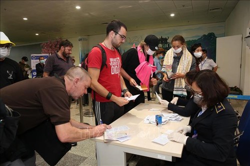 Ofrecen condiciones para la residencia de ciudadanos extranjeros en Vietnam en medio de Covid-19  - ảnh 1