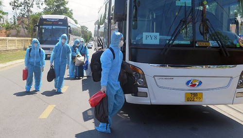 Traen de regreso a casa a ciudadanos vietnamitas desde Rusia - ảnh 1