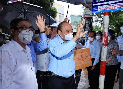 El presidente de Vietnam alienta al pueblo de Ciudad Ho Chi Minh en el combate contra el covid-19 - ảnh 1