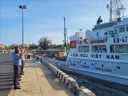 Vacunan contra el covid-19 a soldados y habitantes del distrito isleno de Truong Sa - ảnh 1