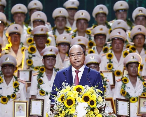 Homenaje a 63 sobresalientes jefes de las fuerzas de seguridad comunales - ảnh 1