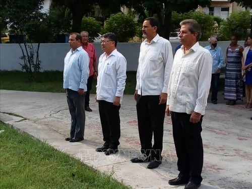 Vietnamitas y amigos cubanos rinden tributo al presidente Ho Chi Minh - ảnh 1