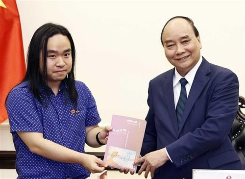 Presidente Nguyen Xuan Phuc elogia a joven talento literario  - ảnh 1