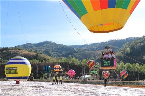 Celebran en Kon Tum el Festival de Globos Ginseng Ngoc Linh K5 - ảnh 1